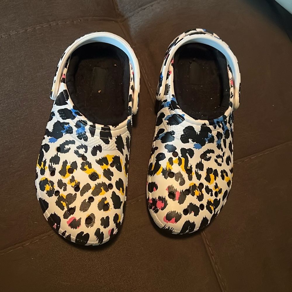 Crocs W/9 M/7 fuzzy inside $25